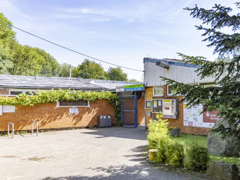 Eingang zum Freibad Goltern