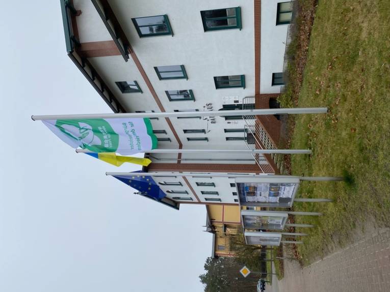 Die Mayors for Peace Flagge vor dem Rathaus in Graal-Müritz