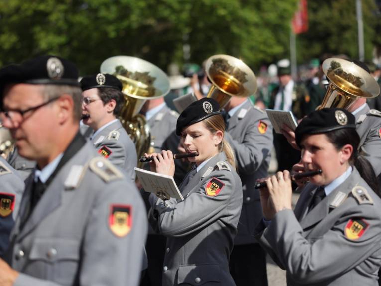 Ein Orchester auf einem Platz.