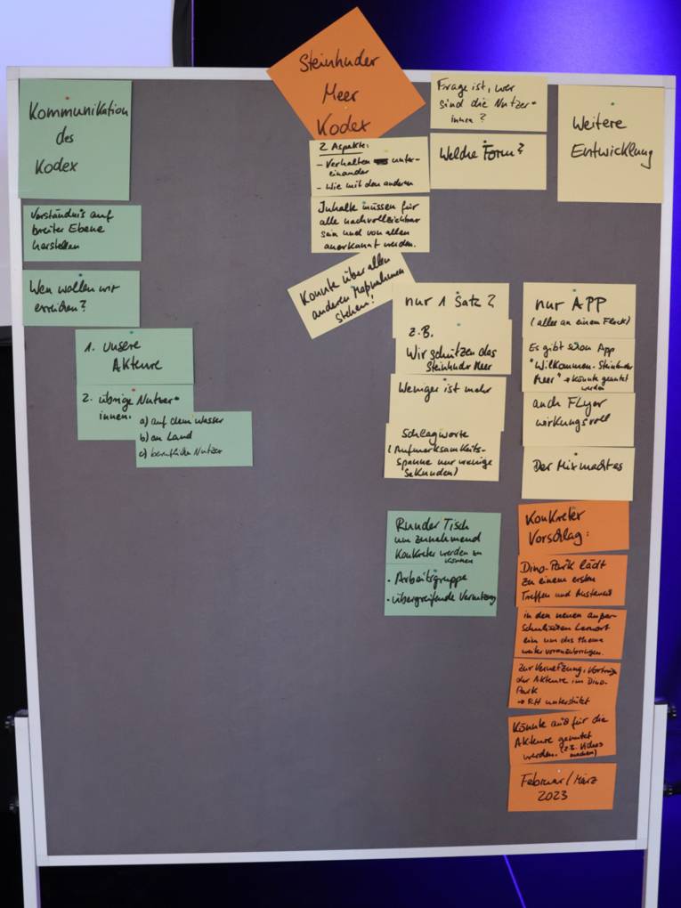 Auf Moderationskärtchen stehen die Ergebnisse eines Workshops. Die Kärtchen sind an eine Metaplanwand gepinnt.