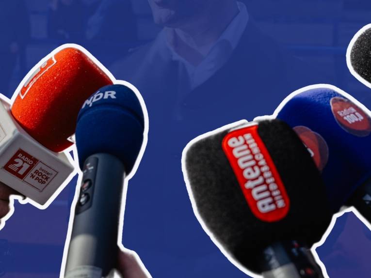 Mikrofone vor einem blauen Hintergrund.