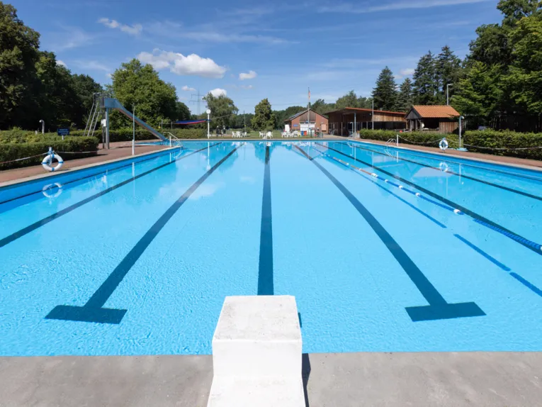 Blick vom Startblock &uuml;ber das Schwimmbecken