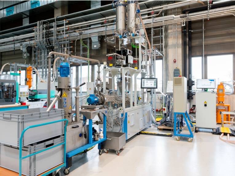 Halle mit technischen Apparaturen.