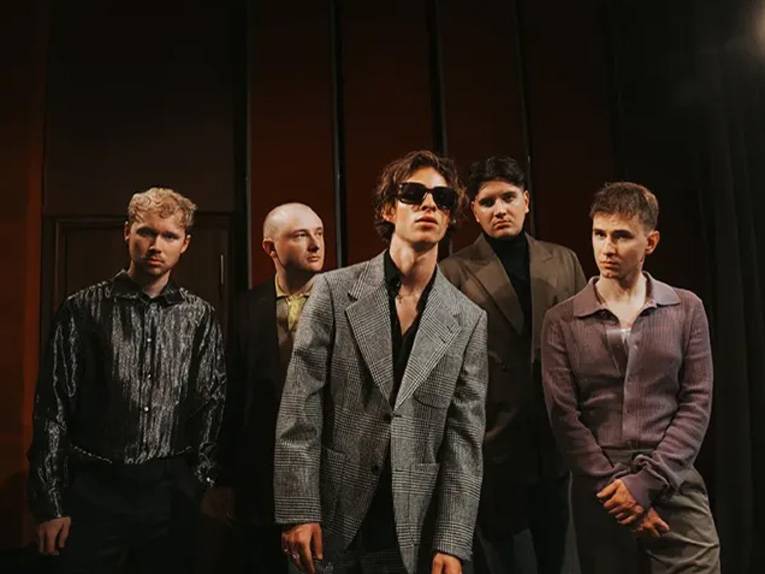 Die fünf männlichen Mitglieder der Band „Giant Rooks“