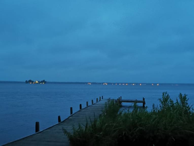 Blick bei Nacht über einen Steg auf Insel Wilhelmstein.