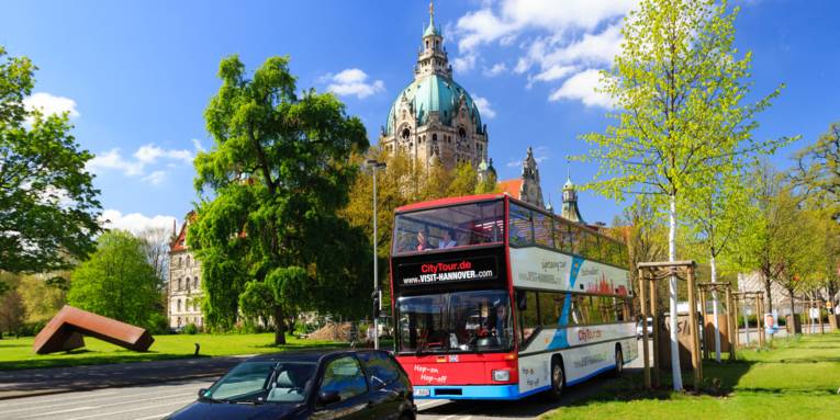 Stadtrundfahrt im Doppeldecker-Bus am Neuen Rathaus