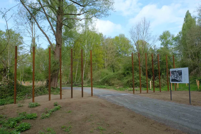 Ehemaliger Lagereingang auf dem Rundweg über das Gelände des ehemaligen KZ Stöcken, 2025