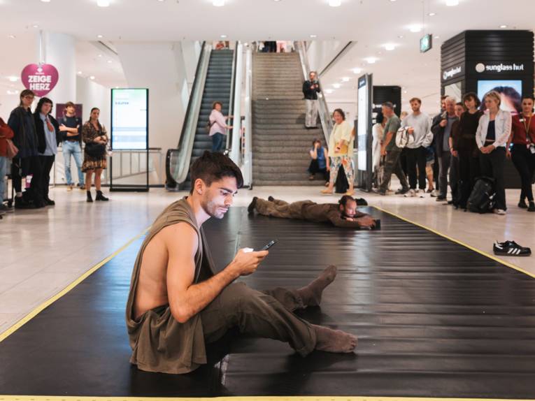 DER HANDEL TANZT MIT! In der Innenstadt tanzten freie Tanzcompagnien aus Hannover – hier bei GALERIA Hannover.