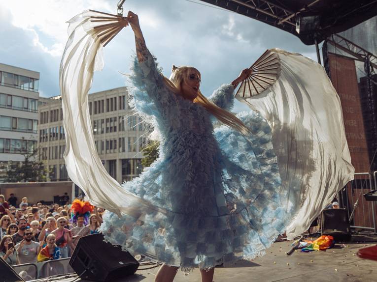 Zum Christopher Street Day in Hannover tritt ein Dance-Act auf der Hauptb&uuml;hne auf dem Opernplatz auf