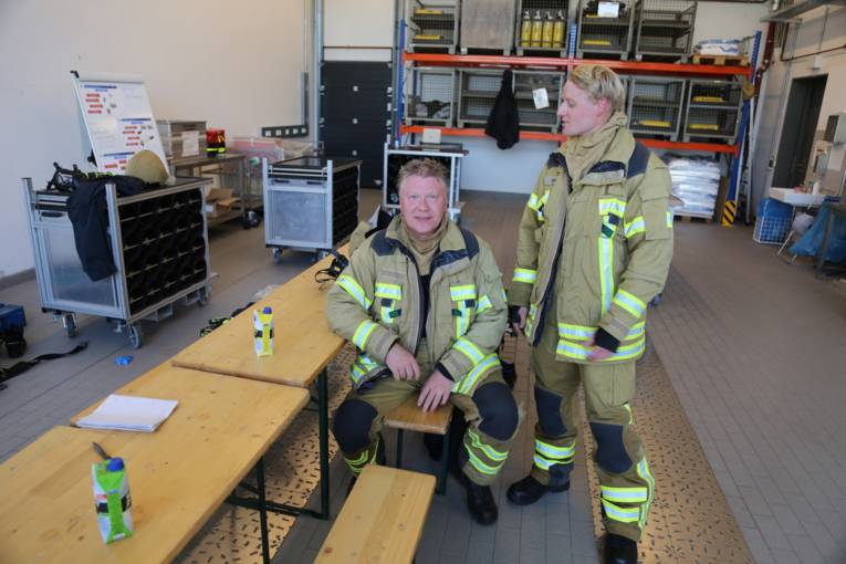 Einsatzkräfte der Feuerwehr Hannover bei der Realbrandausbildung auf FRW 3.