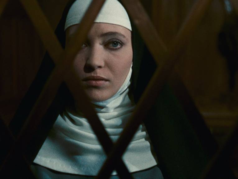 Eine Frau in Nonnentracht