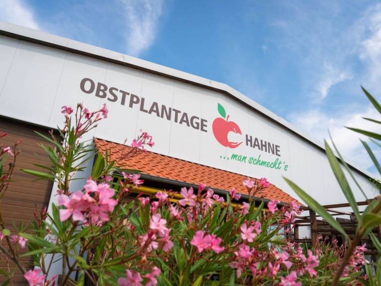 Gebäude einer Obstplantage von außen.