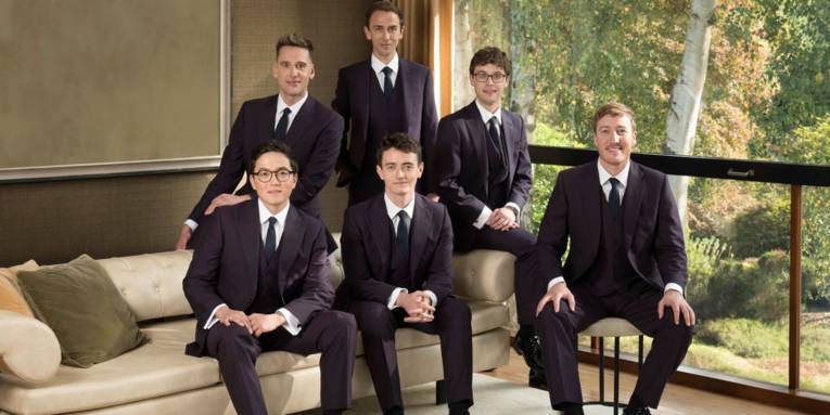 Sechs Männer im Anzug.