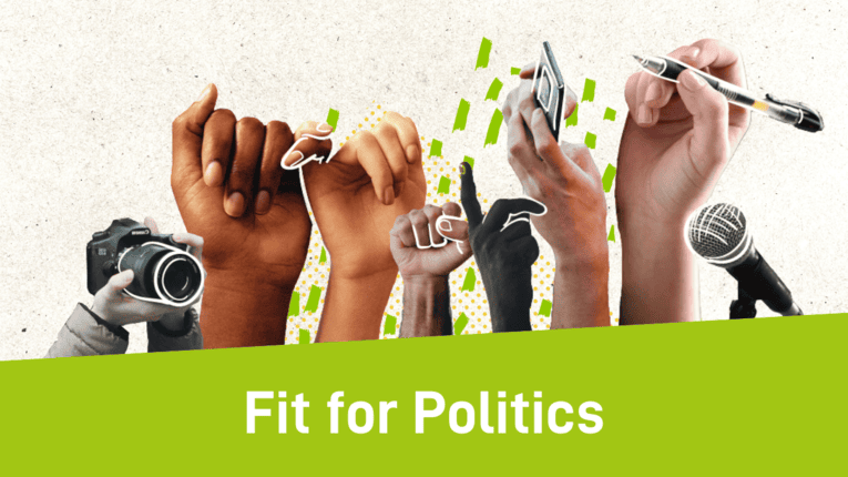 Eine Menge diverser Hände, welche nach oben gerichtet sind und Symbole für Demokratie besitzen.