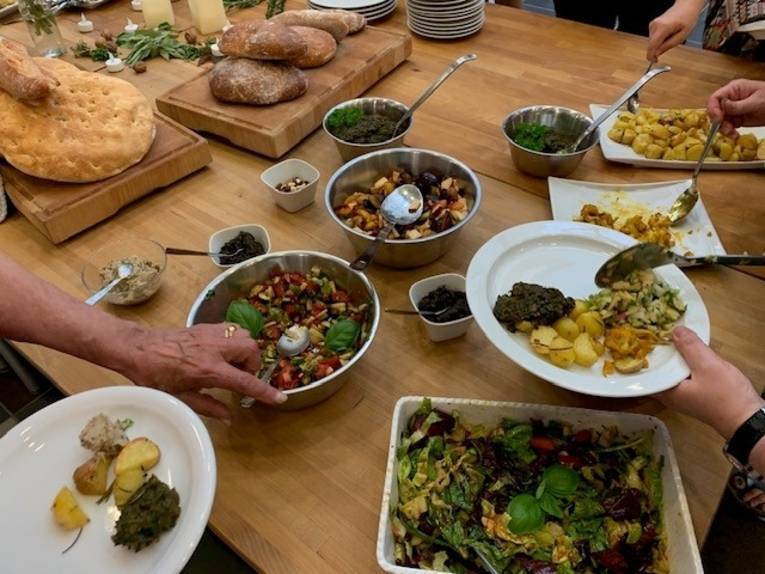 Diverse zubereitete Lebensmittel in Schüsseln auf einem Holztisch