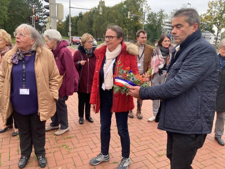 Die Delegation der Amicale de Neuengamme vor dem Mahnmal