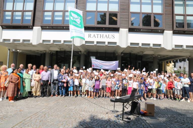 Oberbürgermeister Martin Wolff hat zusammen mit Mitgliedern des Arbeitskreises „Bretten-Aktiv für Frieden“ und der Beteiligung der Brettener Schulen die Mayors for Peace Flagge vor dem Brettener Rathaus gehisst