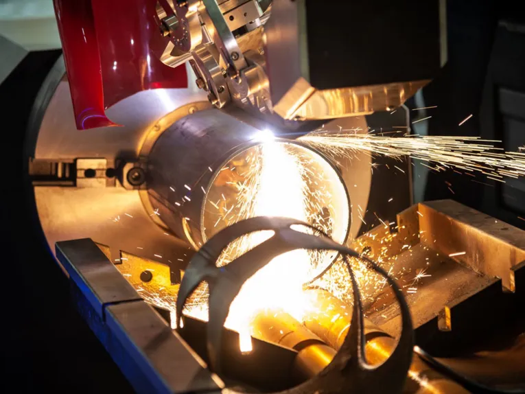 Maschineller Schneidervorgang mit Hitze an einem Metallrohr