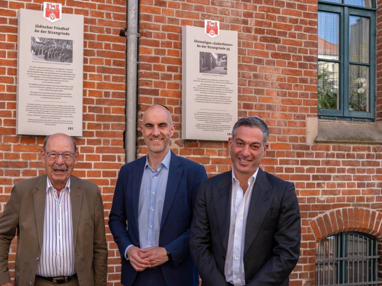 Enthüllung der zwei Stadttafeln durch v.l.n.r.: Michael Fürst, Präsident des Landesverbandes der Jüdischen Gemeinden in Niedersachsen, Oberbürgermeister Belit Onay und Dan Litvan, Erster Vorsitzender der Jüdischen Gemeinde Hannover K.d.ö.R.
