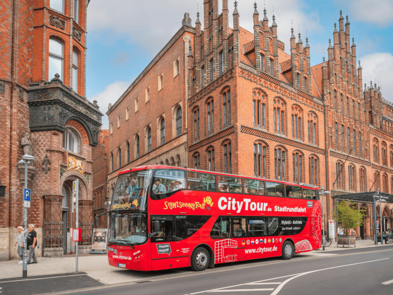 Stadtrundfahrt vor dem Alten Rathaus