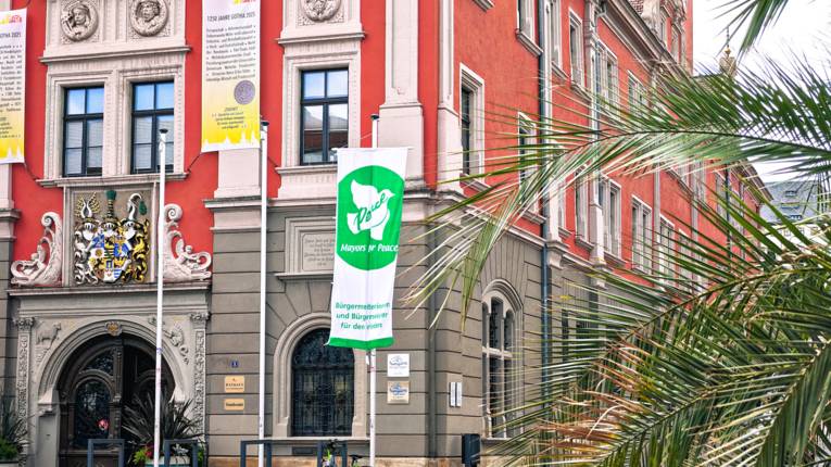Die Mayors for Peace Flagge am Historischen Rathaus in Gotha.