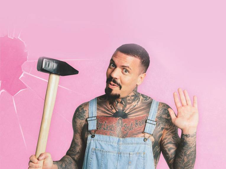 Ein Mann hält einen Hammer in der Hand