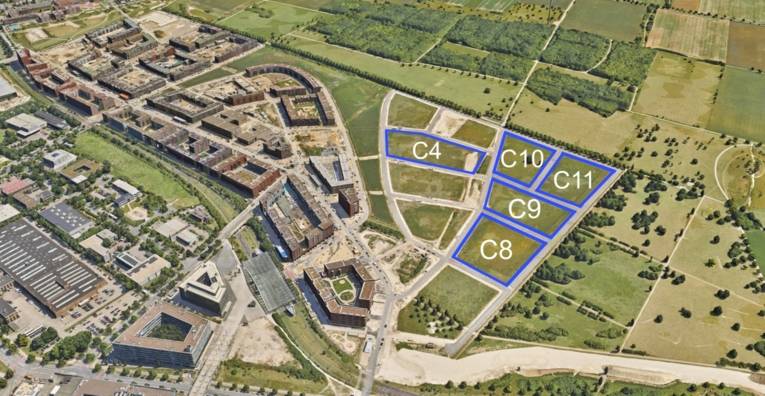 Eine Luftaufnahme aus der Vogelperspektive. Zu sehen ist ein Stadtquartier mit einigen H&auml;usern. Einige Fl&auml;chen sind blau umrandet und mit Buchstaben-Zahlen-Kombinationen beschriftet.