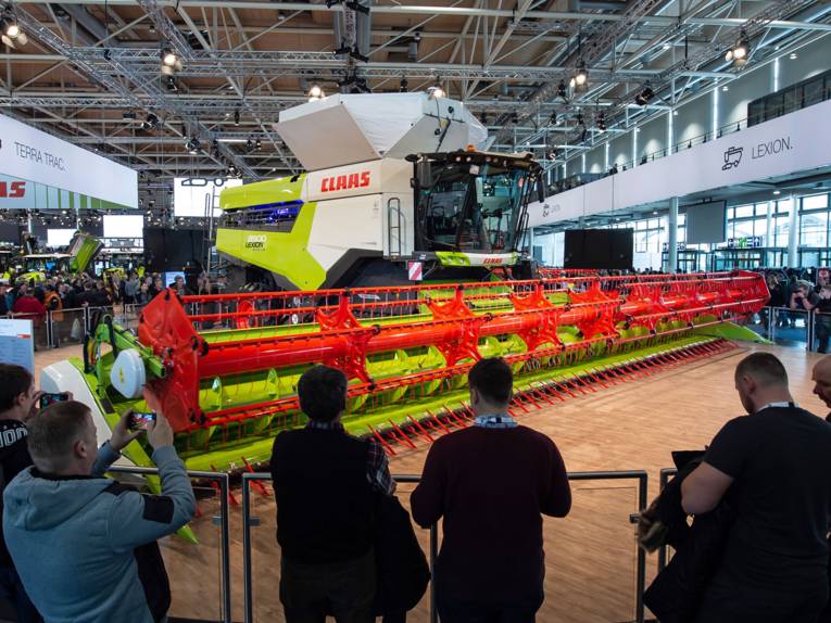 Mähdrescher in Messehalle.