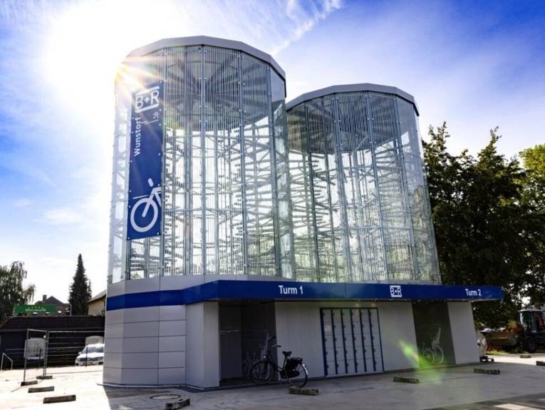 Zwei Türme, vor denen Fahrräder stehen