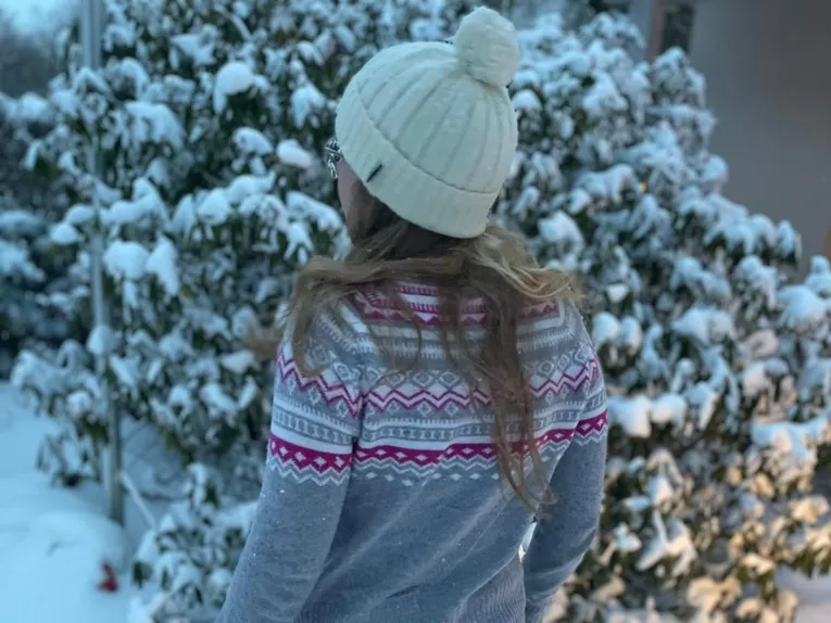 Person in einem Winteroutfit.