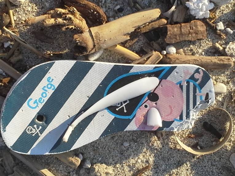 Plastiklatschen am Strand