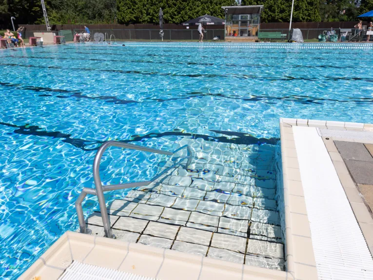 Einstieg ins Schwimmbecken