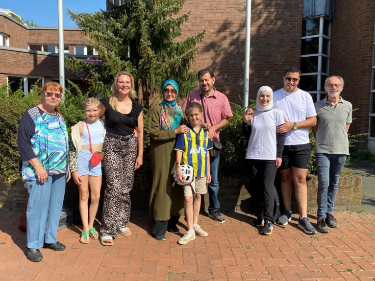 Integrationsbeiratsmitglieder mit ihrer Vorsitzenden, Johanna Starke und den teilnehmenden Gästen am Sonntagsspaziergang.