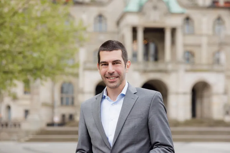 Ordnungsdezernent steht vor dem Rathaus