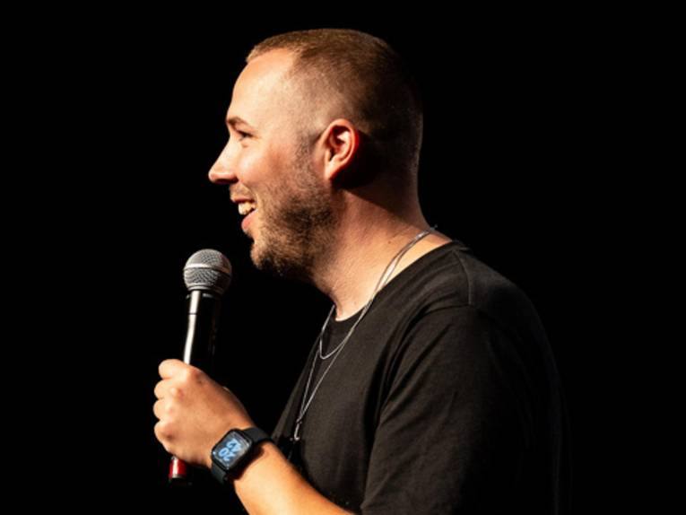 Der Kabarettist Dominic Jozwiak