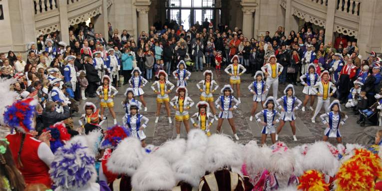 Tanzmariechen umringt von Zuschauern in der Halle des Neuen Rathauses von Hannover