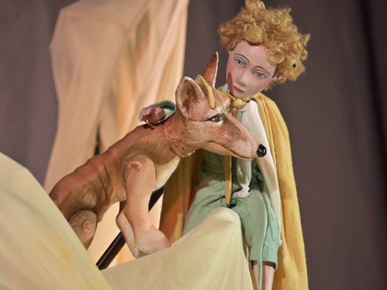 Ein Prinz und ein Fuchs als Holzpuppen