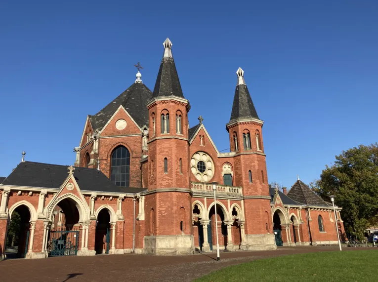 Eine Kapelle auf einem Friedhof.