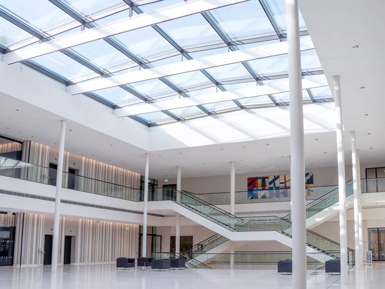 Portikushalle mit Blick auf die Niedersachsentreppe im Landtag in Hannover