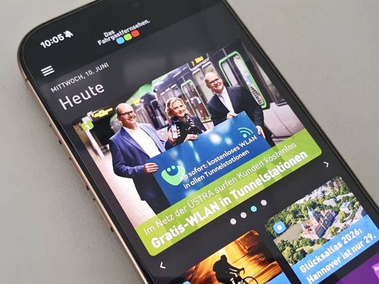 Ein Smartphone mit der Startseite der App Das Fahrgastfernsehen