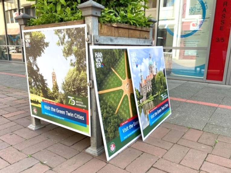 Bristols Gärten und Parks präsentieren sich auf den Pflanzkübeln in der Innenstadt Hannovers.