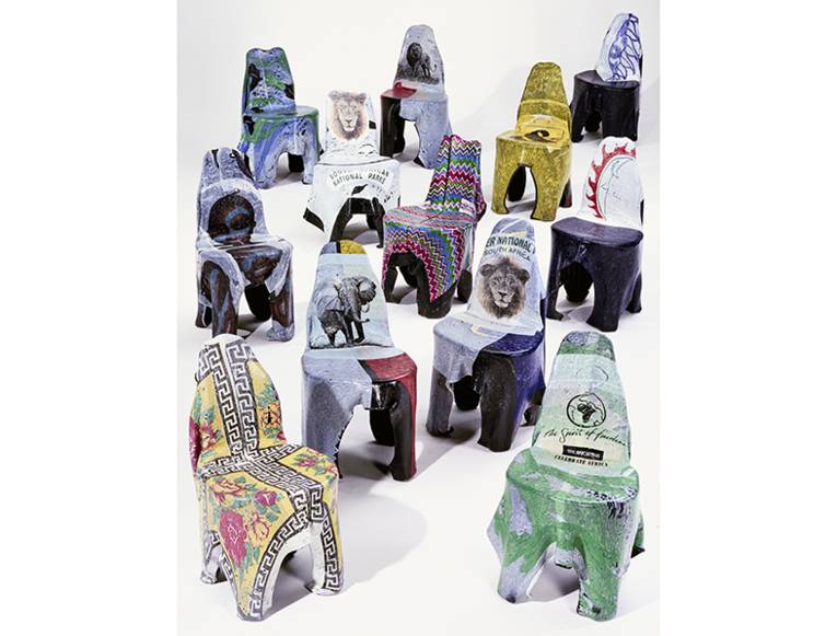 Stühle aus Verpackungsmüll in Afrika, entstanden für den Afrikanischen Pavillon auf der Expo 2000 in Hannover, Entwurf und Ausführung: Bär + Knell, 1999
Foto: Bär + Knell