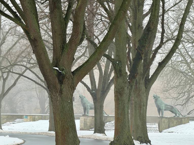 Aussichtsplattform mit Löwenfiguren am Maschsee in Hannover im Winter