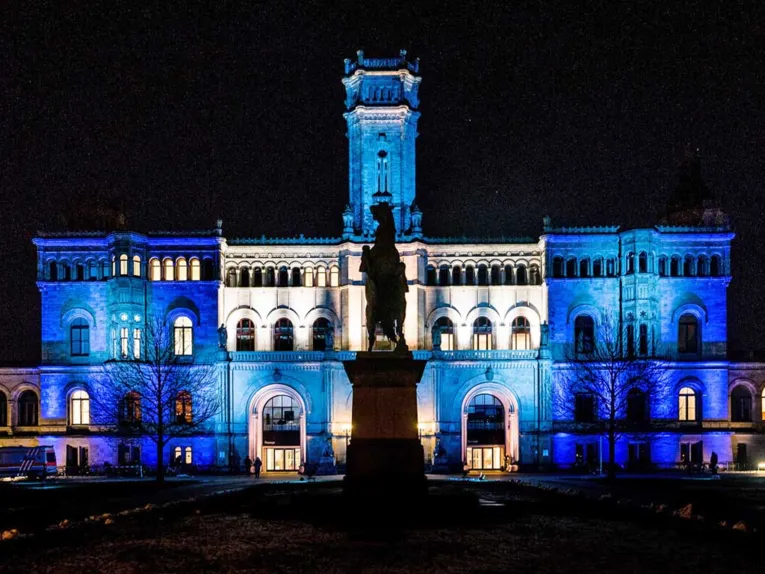 Angestrahltes historisches Gebäude bei Nacht