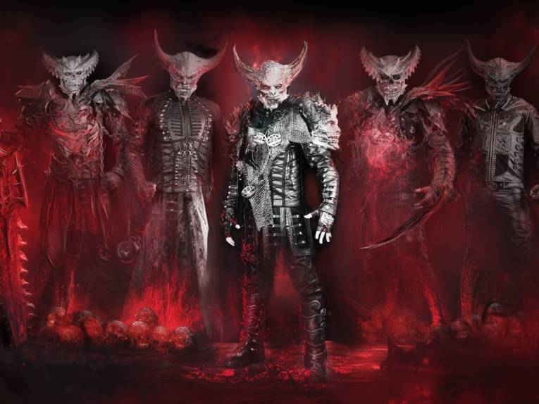 Zu sehen ist die Band Blutgott, eine Metallband ist gruseliger Kostümierung.