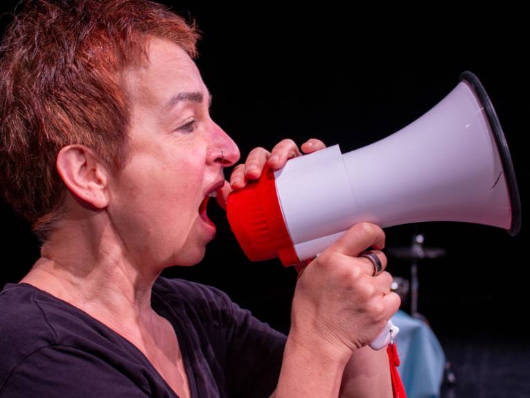 Eine Frau mit einem Megaphon
