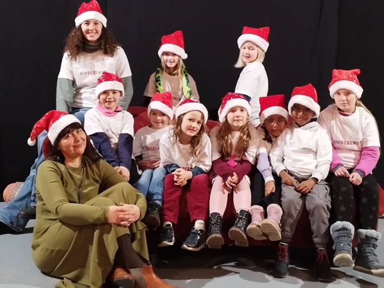 Die Kinder vom Kinderchor mit Weihnachtsmützen