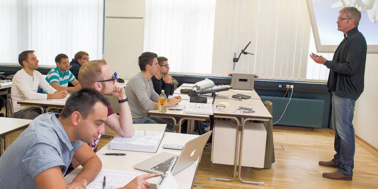 Seminarsituation mit Dozent und Schülern.