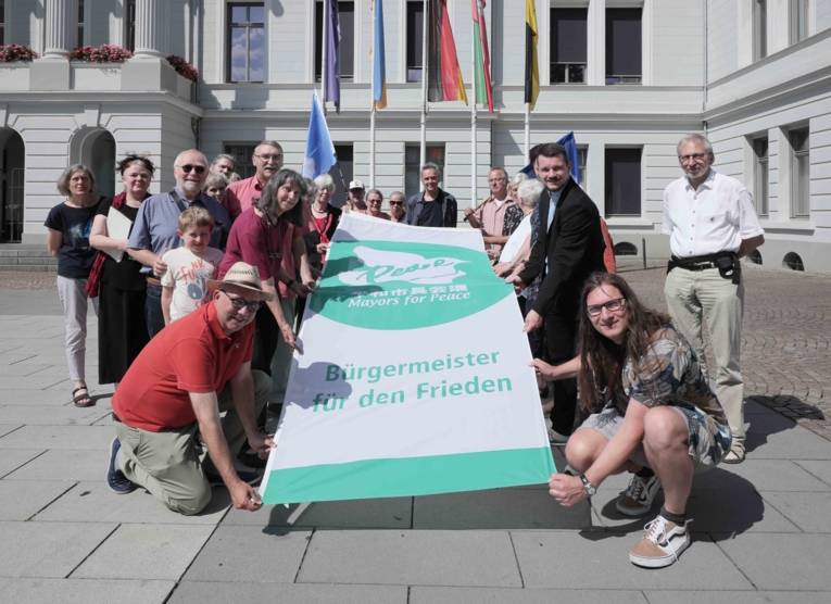 Bürgermeister Karsten Ludwig hisst die Mayors for Peace Flagge in der Stadt Krefeld