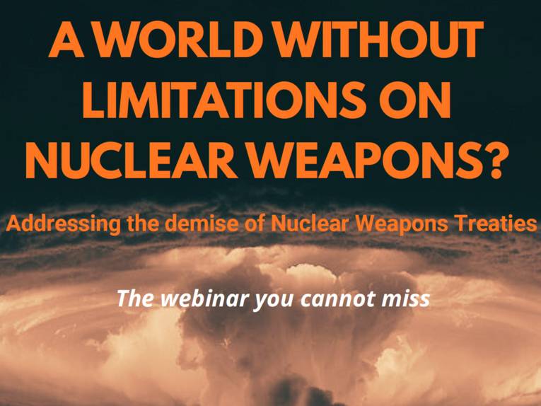 Auf dem Bild sind Buchstaben zu sehen, die vor einem etwas dunkleren Hintergrund stehen.